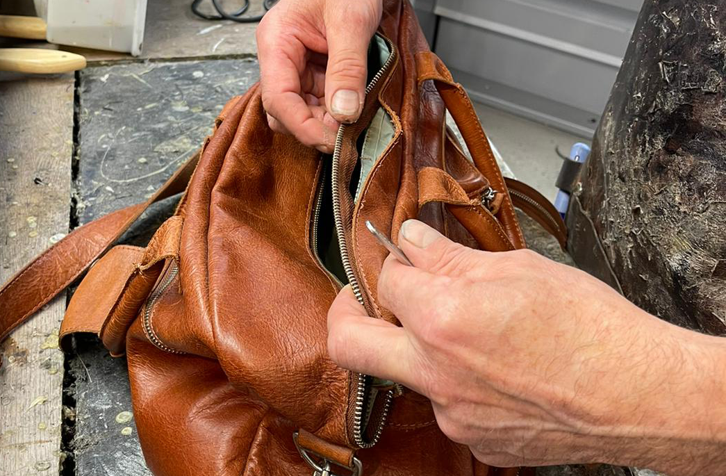 Repareren ritssluiting cowboy bag